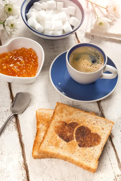 Colazione, caffè, marmellata e pane tostato con un motivo a cuore — Foto Stock