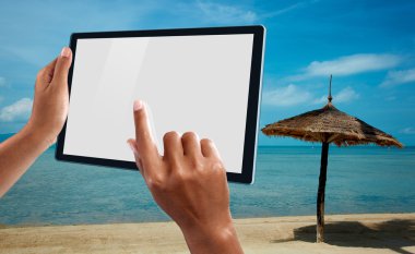 Bir tablet vasıl belgili tanımlık kıyı kullanan bir kadın