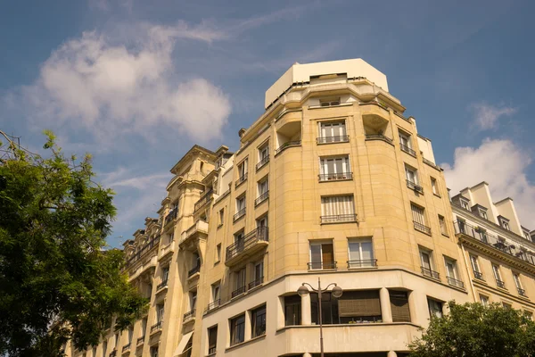 Antiguo edificio de piedra en París, Francia — Foto de Stock