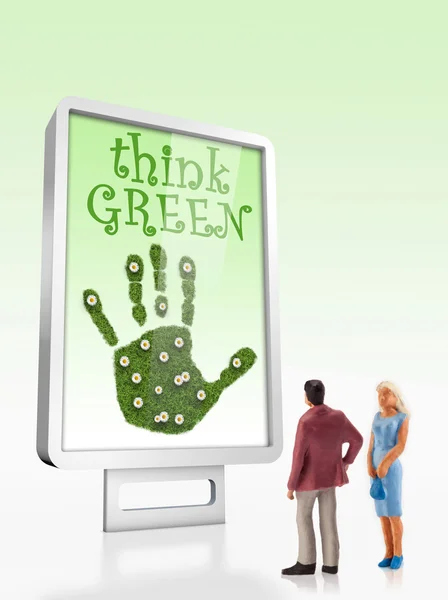 Des personnes miniatures posant devant un panneau d'affichage sur l'écologie et l'environnement — Photo