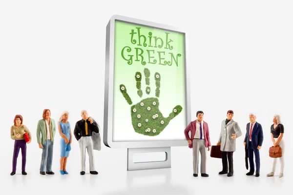 Miniaturní lidí pózuje před billboard o ekologii a životní prostředí — Stock fotografie