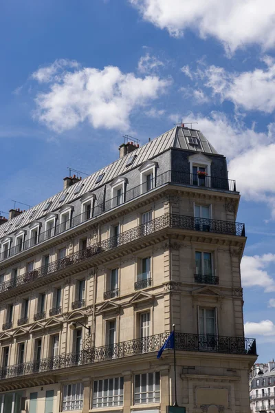 Antiguo edificio de piedra en París, Francia — Foto de Stock