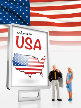 Minyatür bir harita ile bir kurulu önünde insanlar ve Amerika'dan bayrak