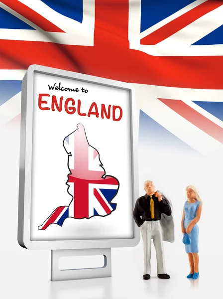 Pessoas em miniatura na frente de um tabuleiro com um mapa e bandeira da Inglaterra — Fotografia de Stock