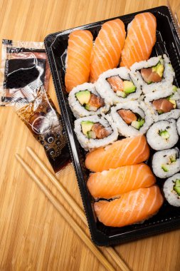 Suşi ve maki plastik tepside satılıyor, yiyecekler alınıyor..