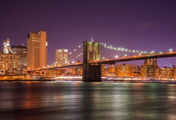 Brooklyn Bridge with reflection in the water — Stock Photo, Image