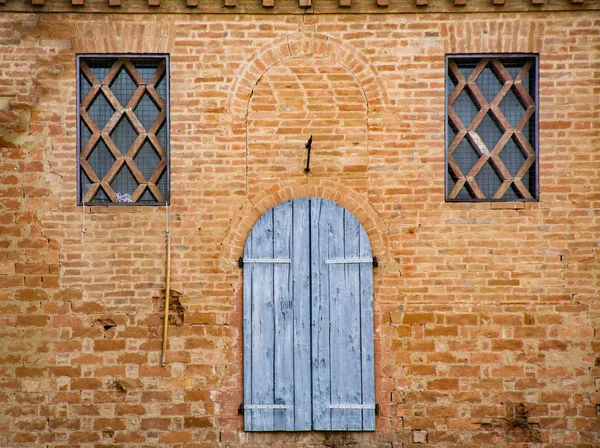 Λεπτομέρεια από τα παράθυρα του ένα αρχαίο κτίριο της Τοσκάνης — Φωτογραφία Αρχείου