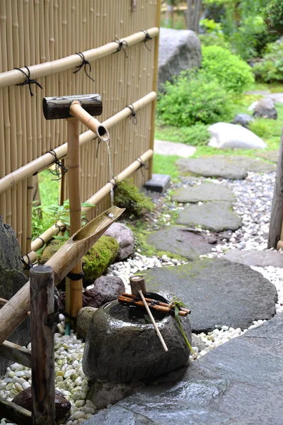 Fontana di bambù nel giardino zen, Hokkaido, Giappone — Foto Stock