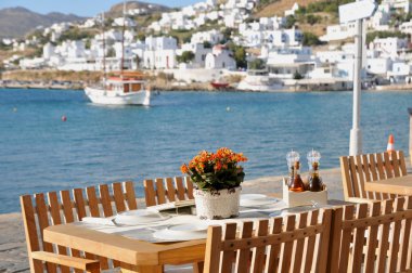 Yemek masası tarafından Mykonos waterfront, Yunanistan