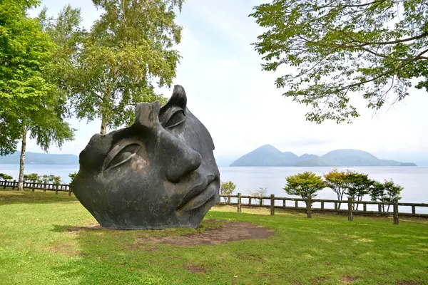 Toyako skulpturenpark rund um toya see, hokkaido, japan — Stockfoto