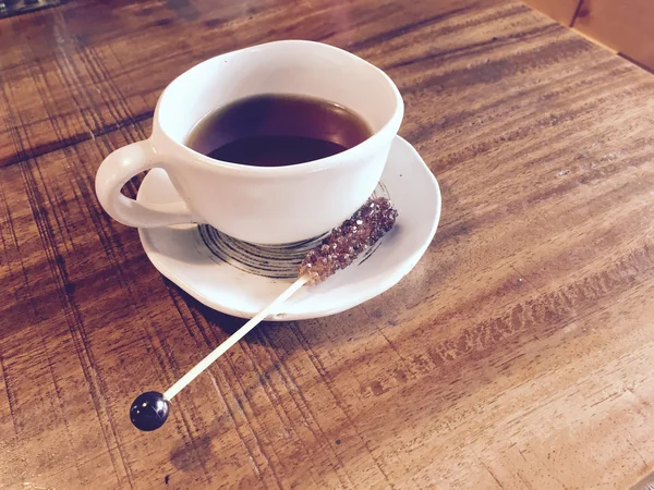 Tazza di tè caldo con bastoncino di zucchero — Foto Stock