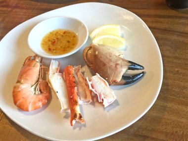 Deniz ürünleri tabağı ile yengeç ve karides