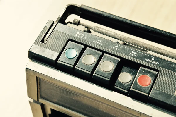 Rádio velho empoeirado com um leitor de cassetes — Fotografia de Stock