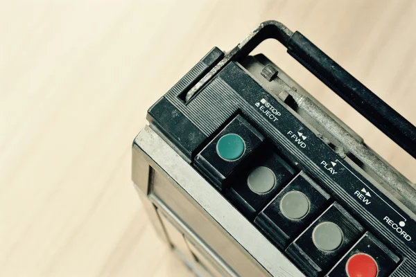 Пыльное старое радио с одним проигрывателем кассет — стоковое фото