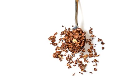 Beyaz zemin üzerine çikolata granola
