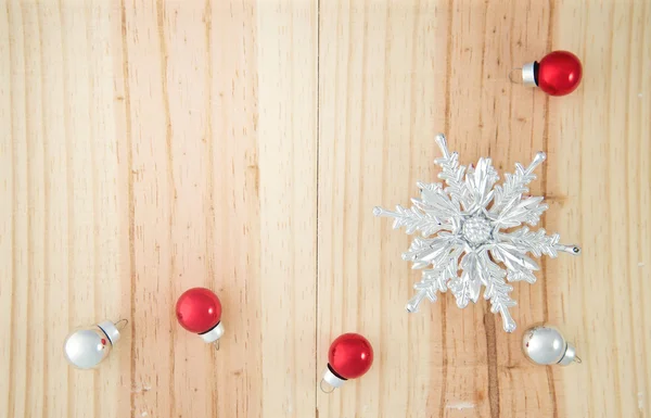 Weißer und roter Weihnachtsschmuck auf Holzgrund — Stockfoto