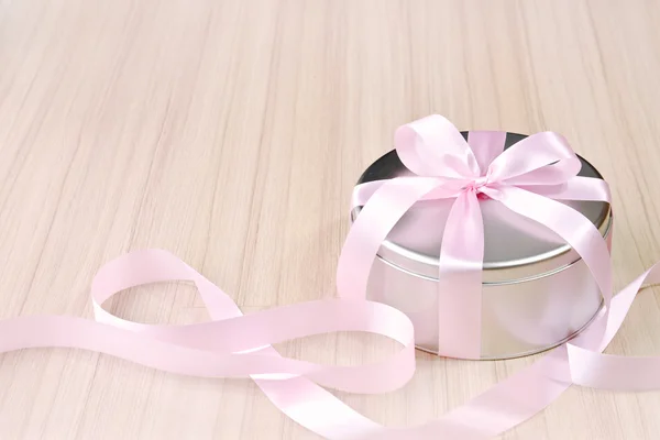 在圆锡盒与粉红丝带的礼物 — 图库照片
