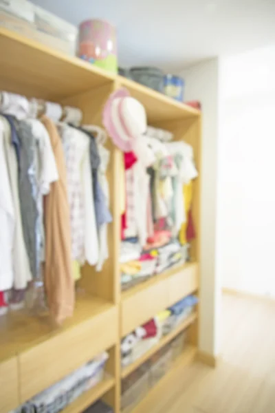 Женский гардероб на домашнем или размытом фоне — стоковое фото