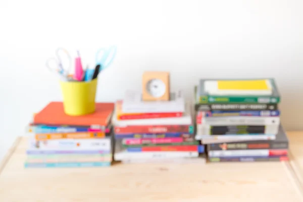 Libros sobre el fondo de la mesa (Fuera de foco ) — Foto de Stock