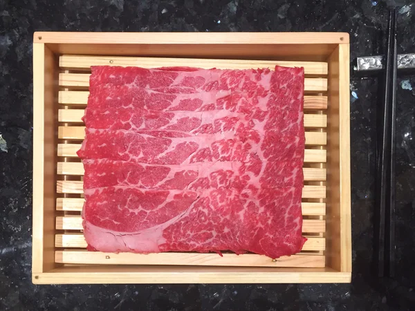Dilimleri wagyu Dana içinde ahşap tepsi, Japon tarzı 