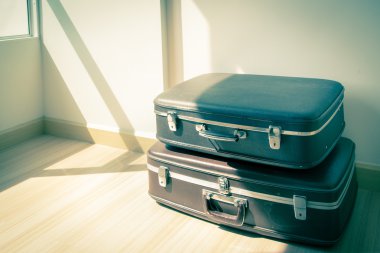 Eski bavul. Kahverengi ve siyah retro çanta. Vintage Bagaj.