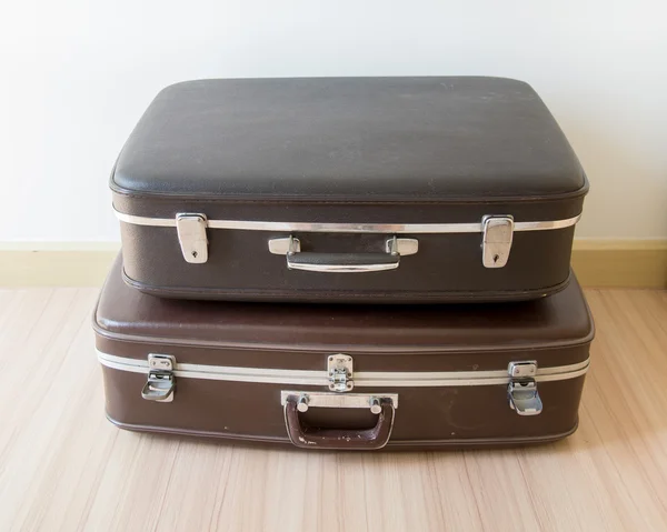 Oude koffers. Bruine en zwarte retro koffer. Vintage Bagage. — Stockfoto