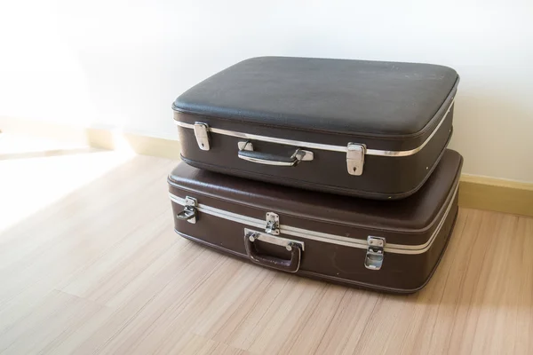 旧行李箱。棕色和黑色复古手提箱。老式的行李. — 图库照片