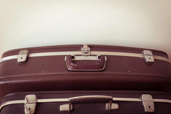 旧行李箱。棕色和黑色复古手提箱。老式的行李. — 图库照片