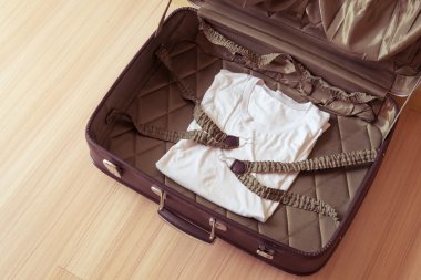 Açık eski bavul. Kahverengi retro çanta. Vintage Bagaj.