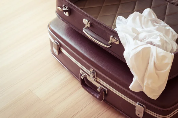 Старые чемоданы. Коричневый и черный ретро чемодан. Винтажный багаж . — стоковое фото