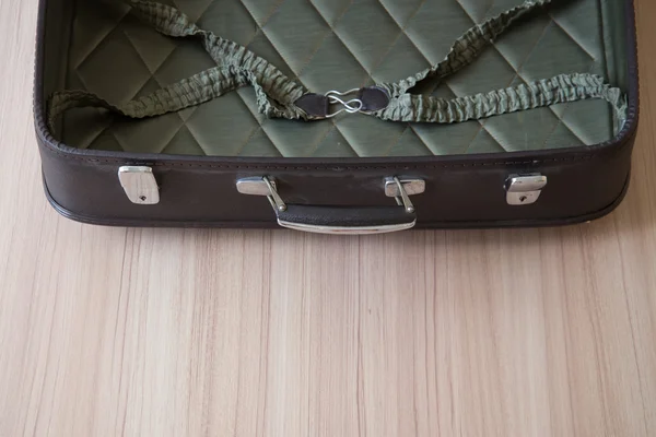 Откройте старые чемоданы. Коричневый ретро чемодан. Винтажный багаж . — стоковое фото