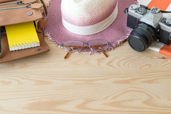 Fond de voyage avec sac, chapeau, carnet, vieil appareil photo et lunettes — Photo