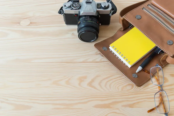Reisehintergrund mit Tasche, Notizbuch, Stift, alter Kamera und Brille — Stockfoto