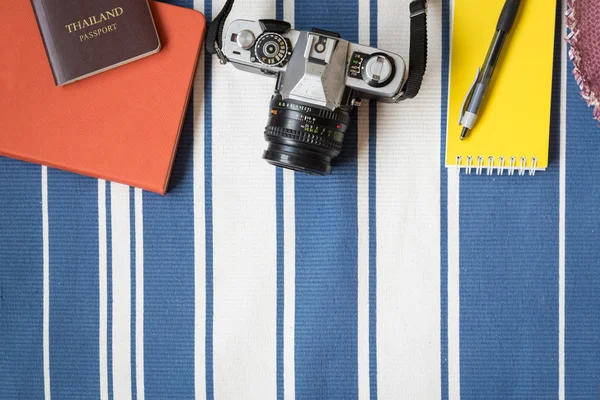 Путешествие с ноутбуком, старой камерой и паспортом — стоковое фото