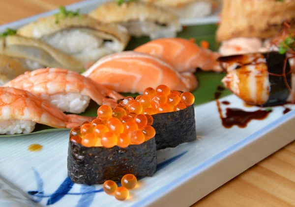 Zestaw sushi z łososiem roe (Ikura), krewetki (Ebi), łosoś, ryby sushi płetwa (AWA). — Zdjęcie stockowe