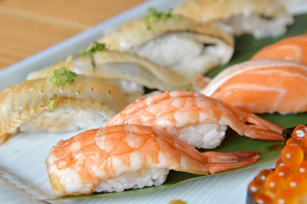 Shrimp Sushi (ebi Sushi) im Sushi-Set, japanisches Essen. — Stockfoto