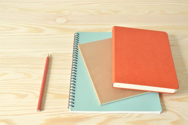 Table de bureau à domicile avec cahier et crayon — Photo