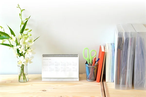 Home Office Tisch mit Notizbuch, Kalender, Bürobedarf — Stockfoto