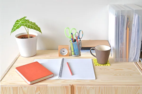 Mesa de oficina con portátil, suministros de oficina y reloj — Foto de Stock