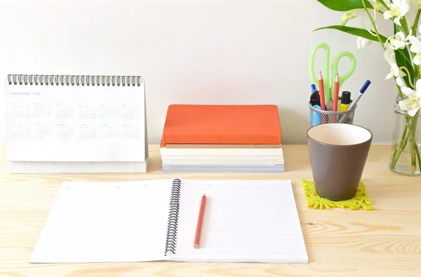 Mesa de oficina con cuaderno, calendario, suministros de oficina — Foto de Stock