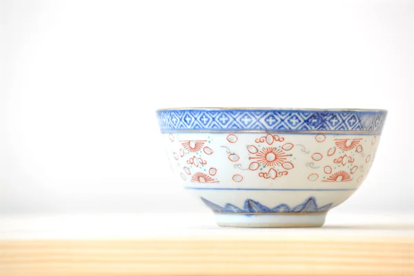 Chinese vintage stijl blauwe en witte servies, plaat en kom op de kast thuis. — Stockfoto