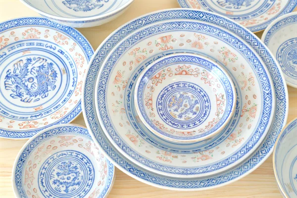 Chinese vintage stijl blauwe en witte servies, plaat en kom op de kast thuis. — Stockfoto