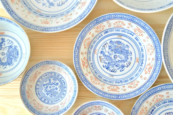 Chinese vintage stijl blauwe en witte servies, plaat en kom op de kast thuis. — Stockfoto