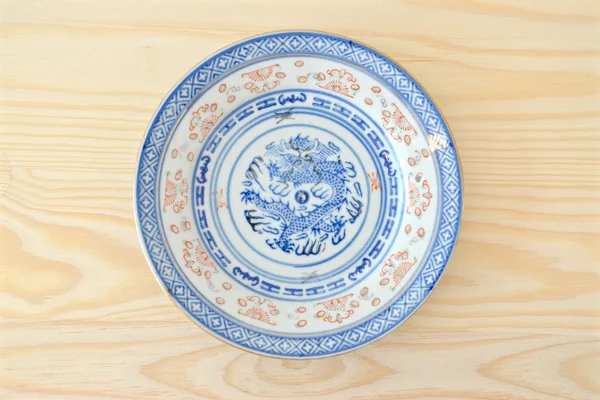 Chinese vintage stijl blauwe en witte servies, plaat en kom op de kast thuis. — Stockfoto