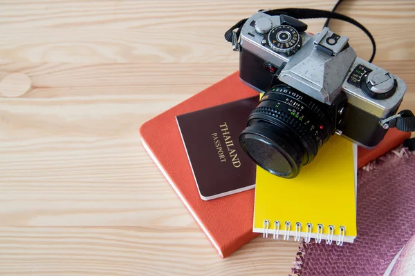 Fondo de viaje con cuaderno, cámara vieja y pasaporte — Foto de Stock