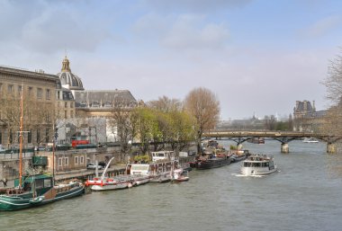 Normal hızda, Paris, Fransa