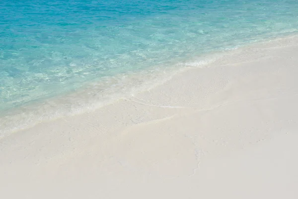 Praia de areia branca e água do mar azul-turquesa, Maldivas — Fotografia de Stock