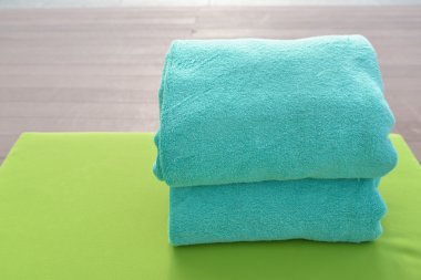 Güneşlenme üzerinde renkli plaj havlusu