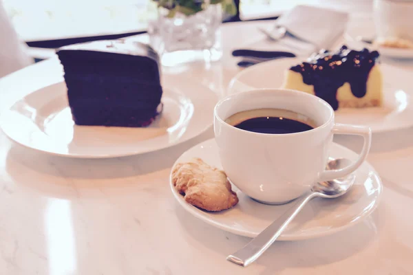 Café y pastel sobre mesa de mármol blanco — Foto de Stock