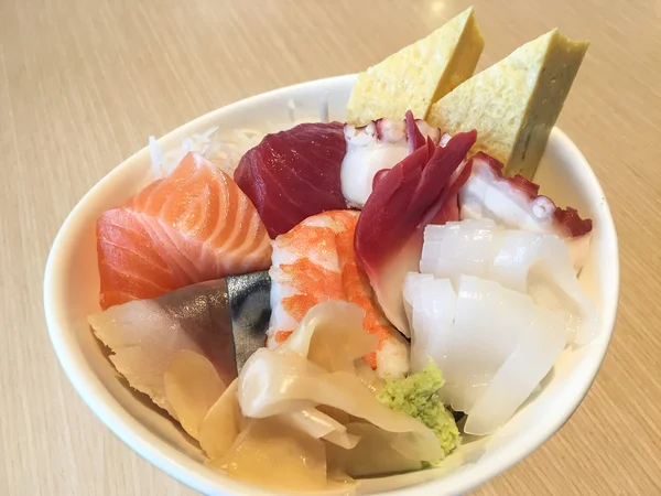 Verschiedene Meeresfrüchte auf Reis (chirashi don - japanisches Essen)) — Stockfoto